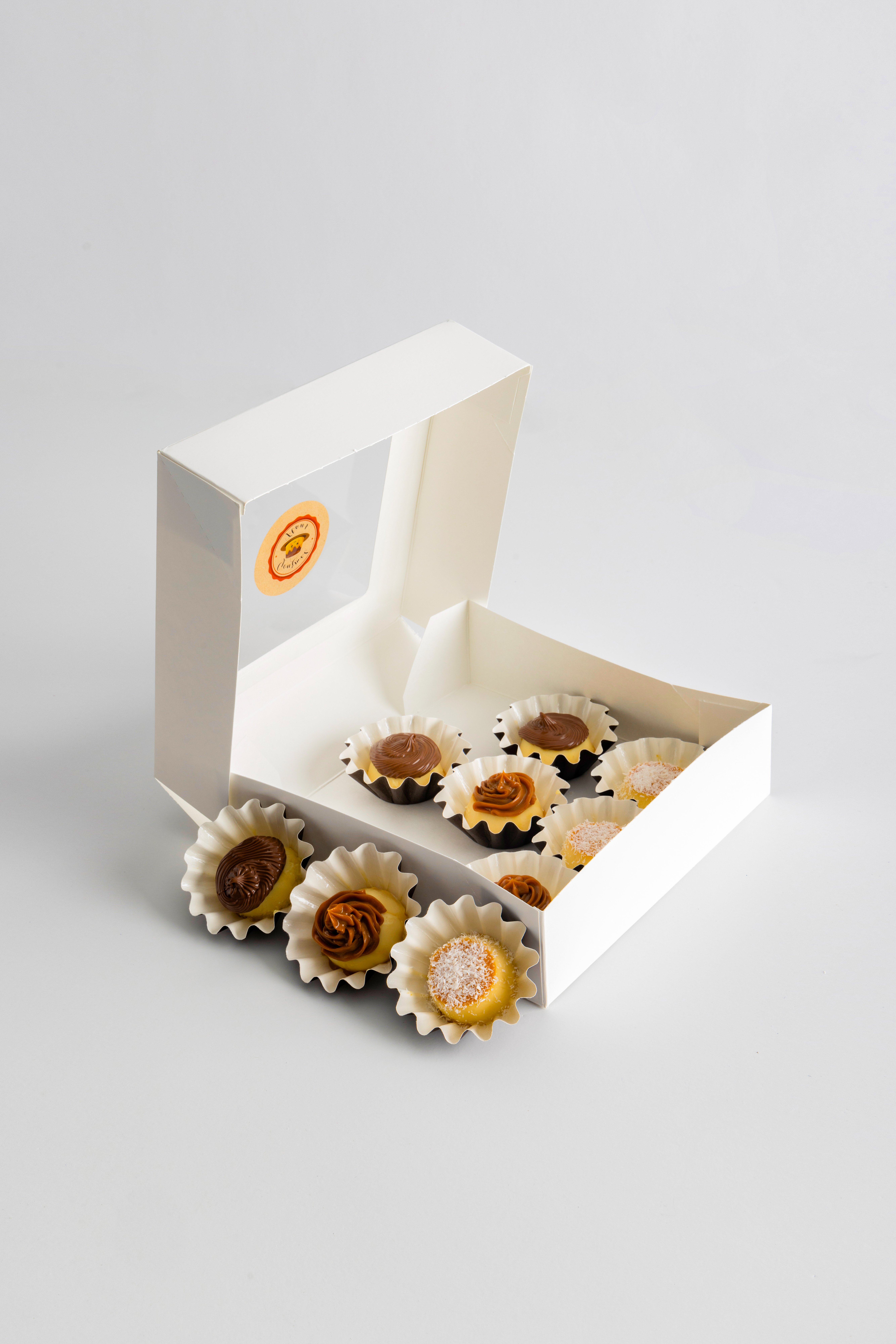 Caja con flanes afuera